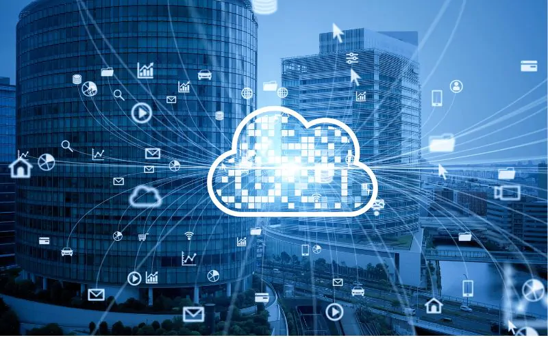 A crescente adoção de soluções em nuvem transformou a maneira como empresas e indivíduos gerenciam dados e softwares. Com a promessa de escalabilidade, flexibilidade e redução de custos, a nuvem se tornou o novo padrão para ambientes de TI. Ao instalar softwares na nuvem, é fundamental considerar os desafios e oportunidades que surgem nesse contexto. Neste artigo, vamos explorar os cuidados essenciais que devem ser tomados ao instalar softwares na nuvem, garantindo a segurança, eficiência e funcionalidade das operações, além de maximizar os benefícios da tecnologia em nuvem. CTA Avaliação da Segurança Quando se trata de instalar softwares na nuvem, a segurança deve ser uma prioridade inegociável. Antes de qualquer instalação, é fundamental realizar uma avaliação minuciosa da segurança do software em questão. Isso envolve investigar as políticas de privacidade e proteção de dados da empresa desenvolvedora, bem como verificar se o software possui certificações de segurança reconhecidas. Um software que não apresenta padrões elevados de segurança pode expor a sua empresa a riscos significativos, como vazamentos de dados e ataques cibernéticos. Além da segurança do próprio software, a configuração do ambiente na nuvem também deve ser revisada com atenção. Isso inclui a configuração de firewalls, autenticações multifatoriais e controle de acesso rigoroso. As configurações inadequadas podem permitir que hackers explorem vulnerabilidades e abusem dos sistemas. Portanto, certifique-se de que as melhores práticas de segurança sejam seguidas antes e durante o processo de instalação. Nesse contexto, algumas soluções integradas, como o uso de voip para empresas, que exigem conexões seguras e estáveis, podem se beneficiar diretamente de um ambiente em nuvem bem protegido. Compatibilidade com o Ambiente Existente Outro ponto crucial ao instalar softwares na nuvem é a compatibilidade do software com o ambiente na nuvem já existente. Na maioria das vezes, as empresas utilizam uma combinação de softwares legados e novos aplicativos baseados na nuvem. Por isso, é vital analisar se o novo software funcionará harmoniosamente com as soluções já instaladas. Falhas de compatibilidade podem resultar em interrupções nos serviços e na produtividade da equipe. Os testes de integração são uma etapa recomendada para garantir que o software funcione e se comunique corretamente com outras ferramentas e sistemas. Também é prudente revisar a documentação técnica e consultar especialistas quando necessário. Isso pode evitar surpresas desagradáveis após à instalação, economizando tempo e recursos Com o crescimento da terceirização de tecnologia da informação, muitas empresas recorrem a parceiros especializados para conduzir esse processo com mais segurança e precisão técnica. Avaliação de Custos Embora a nuvem ofereça uma promessa de economia, nem todos os softwares são igualmente favoráveis em termos de custo-benefício ao instalar softwares na nuvem. Antes de instalar um novo software, é necessário fazer uma análise cuidadosa de todos os custos associados, incluindo taxas de licença, manutenção, custo de treinamento e possíveis custos de suporte técnico. Muitas vezes, os custos ocultos podem aumentar significativamente o valor total do projeto, diminuindo assim os benefícios financeiros esperados. Por isso, uma abordagem cautelosa e estratégica pode evitar que a instalação de um software inicialmente atraente se torne um fardo financeiro a longo prazo. A análise comparativa entre diferentes opções disponíveis no mercado também pode ser uma excelente maneira de garantir que a decisão tomada seja a mais acertada possível. Em ambientes mais modernos e escaláveis, soluções como o data center container têm se destacado por oferecer flexibilidade e agilidade na implantação de novos sistemas, especialmente em contextos onde espaço físico e infraestrutura tradicional são limitados. Planejamento de Backup e Recuperação de Dados FOTO Um dos cuidados imprescindíveis na instalação de softwares em nuvem é o planejamento de backup e recuperação de dados. Mesmo que a maioria dos serviços em nuvem ofereçam soluções de redundância, a responsabilidade final pela integridade dos dados geralmente recai sobre o usuário. Para evitar perda de dados valiosos, é fundamental implementar uma estratégia sólida de backup. Estabeleça uma rotina de backups automatizados, garantindo que todos os dados críticos sejam copiados regularmente e armazenados em locais seguros. Desenvolver e testar um plano de recuperação de desastres ajuda a garantir que sua empresa esteja preparada para lidar com imprevistos, minimizando os impactos de eventuais falhas do sistema. Treinamento e Capacidade da Equipe Outro aspecto que não pode ser negligenciado ao instalar softwares na nuvem é a capacitação da equipe que irá utilizar o novo software. A instalação de uma nova ferramenta, por mais avançada que seja, pode trazer dificuldades se os usuários não tiverem o conhecimento adequado para operá-la. Um treinamento eficaz pode acelerar a adoção do software e maximizar seu potencial, evitando frustrações e resistência à mudança. Envolver a equipe no processo desde o início pode auxiliar na identificação de necessidades específicas. Os feedbacks coletados durante o treinamento podem ser valiosos para ajustar configurações e funcionalidades que atendam melhor ao dia a dia do trabalho. Isso promove um uso mais eficiente do software e um aumento na satisfação e colaboração da equipe." Monitoramento Contínuo Após a instalação do software, o trabalho não acaba.O monitoramento contínuo do desempenho e da segurança do software é fundamental para prevenir problemas antes que eles impactem negativamente as operações. Isso inclui o rastreamento de logs, análise de uso, identificação de falhas e atualização constante de patches e melhorias. Estabelecer um processo de monitoramento proativo garante que possíveis problemas sejam detectados rapidamente. A análise contínua do desempenho pode oferecer insights valiosos sobre como otimizar o uso do software, refinando as operações da empresa e melhorando a eficiência geral. CTA Avaliação Contínua A avaliação contínua deve ser parte integrante do ciclo de vida do software na nuvem. O que parece ser uma solução ideal no momento da instalação pode não ser mais a melhor opção algum tempo depois, devido a mudanças nas necessidades da empresa, inovações tecnológicas ou novas ameaças de segurança. Portanto, é vital reavaliar periodicamente a eficácia do software e considerar alternativas quando necessário. A avaliação contínua também deve incluir o feedback da equipe sobre a usabilidade e as funcionalidades do software. Isso ajuda a garantir que as ferramentas estão atendendo às necessidades da organização e pode informar futuras decisões de investimento em tecnologia. Ao instalar softwares na nuvem, é fundamental ter em mente que a instalação de softwares em ambientes na nuvem traz inúmeras vantagens, mas também exige uma abordagem cuidadosa e estratégica. Com a segurança em primeiro lugar, compatibilidade, avaliação de custos, planejamento de backup, treinamento da equipe, monitoramento contínuo e avaliações regulares, as empresas podem maximizar o valor das soluções em nuvem. Ao seguir essas diretrizes, é possível garantir que a transição para a nuvem seja bem-sucedida e sustentável a longo prazo, fortalecendo a estrutura organizacional e aumentando a eficiência operacional.